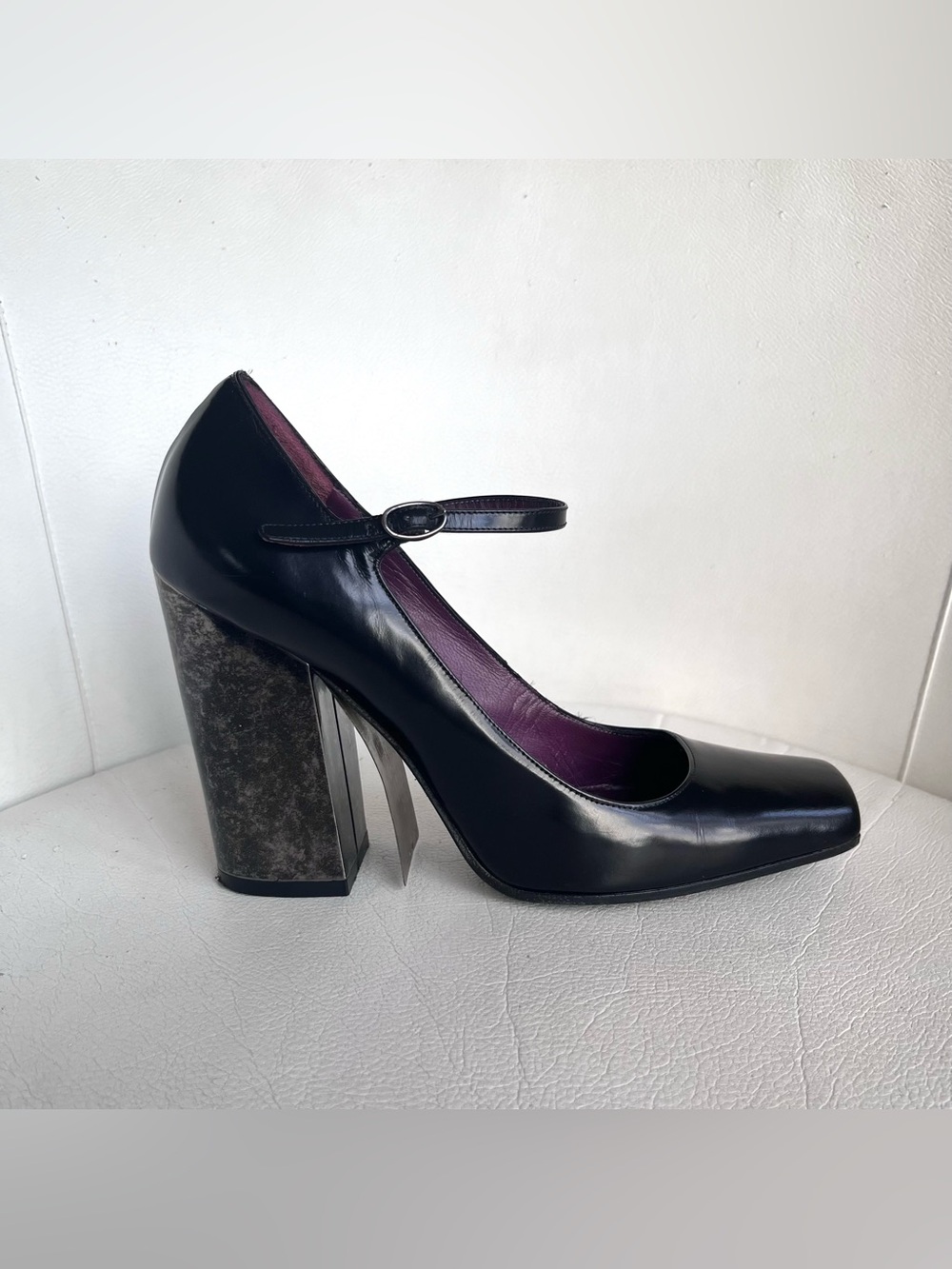 ( ◣ ▢ ◢ )

Vintage Givenchy Mary Jane Pumps